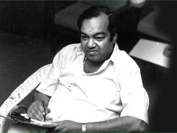 Maha_Periyavaa's tweet photo. “பாரதியோடு பலர் என்னை ஒப்பிடும்போது எனக்கே மிகவும் வெட்கமாக இருக்கும். என் பாடல்களில் அவசரத்திற்காக எழுதப்பட்ட செயற்கைப் பாடல்களும் உண்டு. கவிதைக்குரிய பொய்கள் உண்டு, நான்விற்ற பொருளில் நல்லபொருள் அதிகமில்லை என்பது நானே எழுதிய வரி

ஆனால் பாரதியோ பாரதி முழுக்க முழுக்கத் தன்னுணர்வுக் கவிஞன்

நான் எழுதிய பாடலும் சரி எழுத்தும் சரி, என்னை போன்றே பாடல்கள் எழுதுபவர்களும் இன்னும் பல எழுத்தாளர்கள் எழுத்தும் சரி அவற்றை பாரதியோடு ஒப்பிடும்போது ஒன்றுமே இல்லை, அவன் எழுதியதாக கிடைத்தது சிறிய புத்தகம் என்றாலும் அதைவிட மிஞ்சி யாரால் எழுதமுடியும்? 

சுருக்கமாக சொல்லி பெரிய காரியத்தை செய்துவிட்டு சென்றவன் பாரதி, பல்லாயிரமாண்டு இலக்கிய பரம்பரைக்கு தலைகீழ் திருப்பத்தை அவனே கொடுத்தான்

இன்று என் பாடல்களை நான்கு கோடி மக்கள் இரசிக்கிறார்கள்; பாடுகிறார்கள். அதைக் கண்ணால் பார்க்கும்போதும், காதால் கேட்கும்போதும் எனக்கு உற்சாகம் பெருக்கெடுத்து ஓடுகிறது. அதனால் மேலும் மேலும் நான் எழுதுகிறேன்.

அந்த வாய்ப்பே இல்லாமற் போனவன் பாரதி. தன் கவிதையை யார் இரசிக்கிறார்கள் என்று தெரியாமலேயே அவன் பாடினான்…

காலம் எப்படி வரவேற்கும்?  யார் எப்படி இரசிப்பார்கள?” என்பது தெரியாமலேயே தனக்குத் தோன்றியதை எல்லாம் பாடினான். அதனால் எந்தக் கவிதையைப் பாடினாலும் தேன் வந்து பாய்கிறது காதுகளில்.

பாரதி ஒரு ஜாதிக்கு, ஒரு மதத்துக்கு உரியவனல்ல; அவன் சர்வ சமரசவாதி. அவன் வங்காளத்தில் பிறந்திருந்தால் நோபல் பரிசு தாகூருக்குப் போயிருக்காது.

துர்பாக்கியம் பிடித்த தமிழகமே!
பாரதியைக் கொண்டாடு!
அதன் மூலம் பாரதத்தை நீ கொண்டாடுகிறாய்,
தேச பக்தியைக் கொண்டாடுகிறாய்,
தெய்வ பக்தியைக் கொண்டாடுகிறாய்,
தமிழ் மொழியைக் கொண்டாடுகிறாய்,
பாரதியைக் கொண்டாடாதவனுக்குத் தமிழன் என்று சொல்லிக் கொள்ள அருகதை இல்லை.”

கவியரசர் கண்ணதாசன்