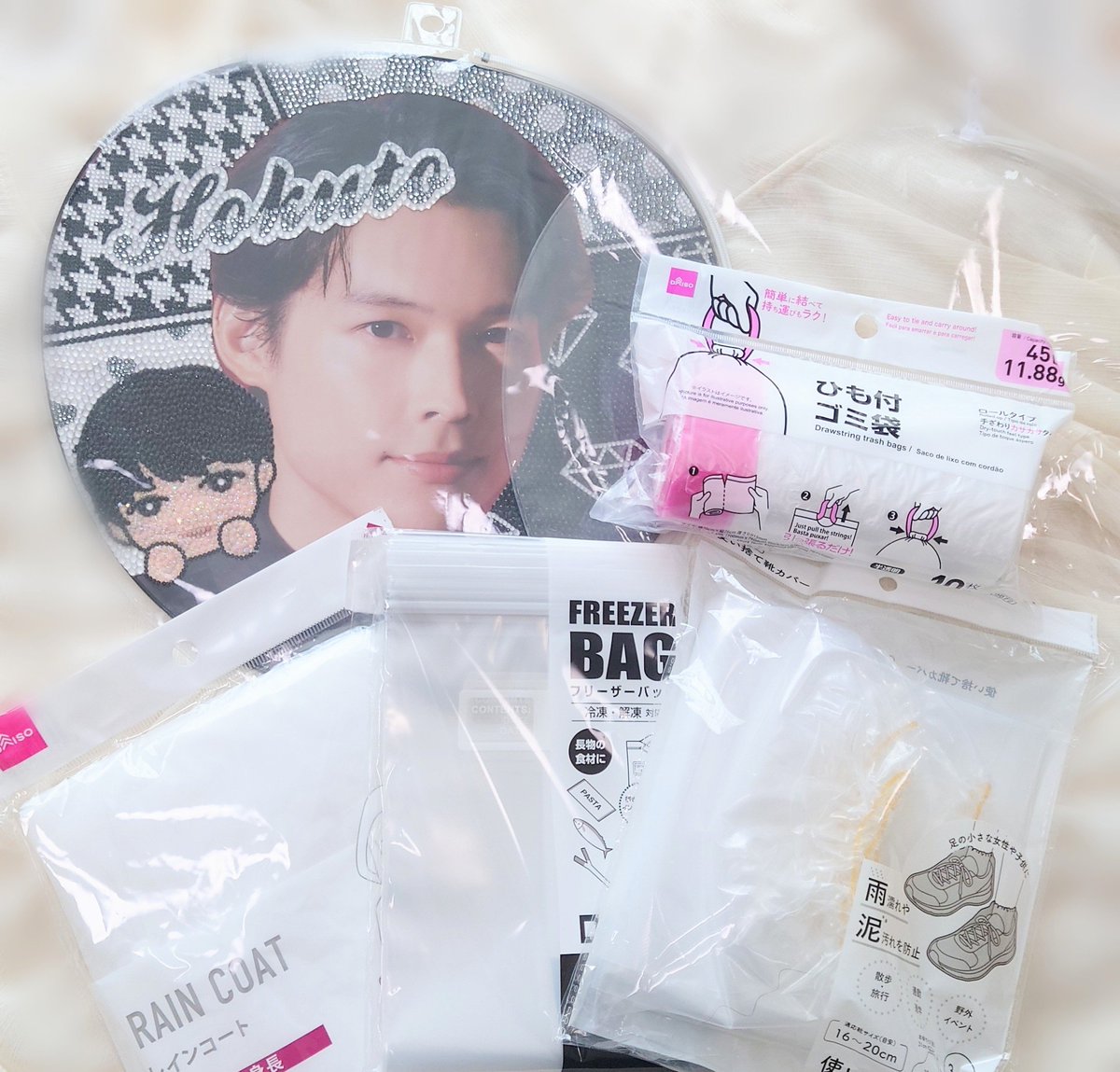 ___s31O_'s tweet photo. 晴れてくれることが一番だけど、もうちょうど1週間後なので…スタジアムに向けて雨対策いろいろ☔

・うちわカバー×2（セリア）
・ひも付ゴミ袋45L（ダイソー）
・レインコート（ダイソー）
・フリーザーバッグ（セリア）※ペンラ用
・使い捨て靴カバー（セリア）

ペンラ用フリーザーバッグは（続→） https://t.co/COZys87WzG