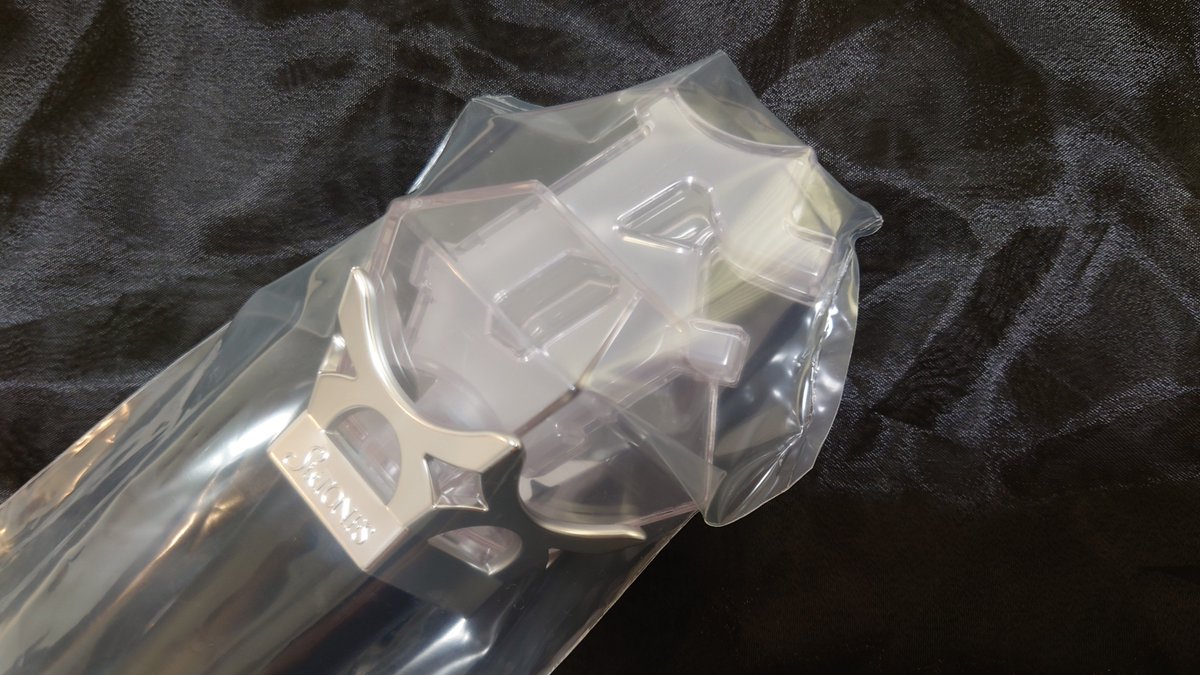 ___s31O_'s tweet photo. 晴れてくれることが一番だけど、もうちょうど1週間後なので…スタジアムに向けて雨対策いろいろ☔

・うちわカバー×2（セリア）
・ひも付ゴミ袋45L（ダイソー）
・レインコート（ダイソー）
・フリーザーバッグ（セリア）※ペンラ用
・使い捨て靴カバー（セリア）

ペンラ用フリーザーバッグは（続→） https://t.co/COZys87WzG