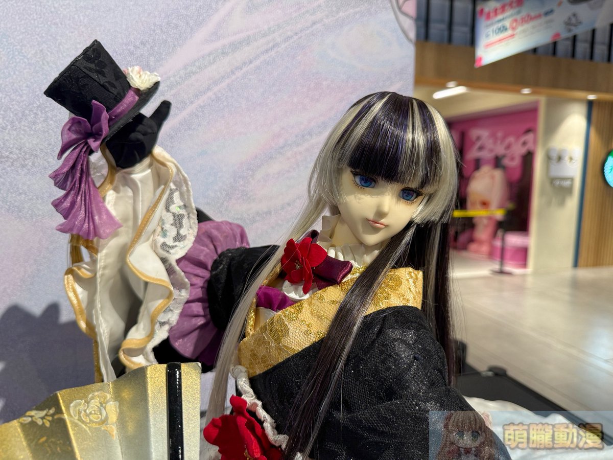 moeyukisaru's tweet photo. 「《Thunderbolt Fantasy 東離劍遊紀》10週年紀念快閃 」的亮點之一，是VTuber儒烏風亭螺鈿的特色宣傳區塊，除了展出特別版戲偶，也有合作商品與滿額贈御朱印。
#儒烏風亭らでん https://t.co/A8TpHFzk80