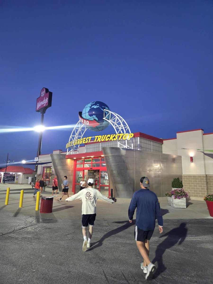FreddyLA7's tweet photo. We found a crazy place on our way to Iowa City: the world’s largest truck stop. They literally had everything in there. A library, barber, movie theater, dentist and even a chiropractor😭

We ate some dinner there before continuing our drive. https://t.co/Bw5uKwb9S0