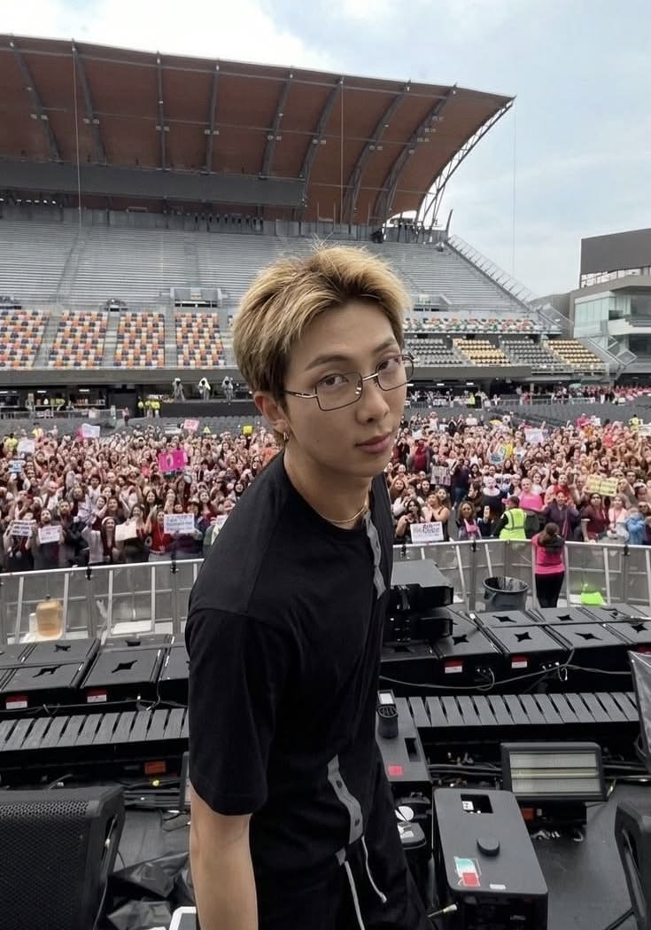 z4okie's tweet photo. happiest birthday to the best leader. thank you for always comforting me with your words. i love you and i wish you all the happiness un the world 🤍🍀

#HAPPYRMDAY https://t.co/K71983Gds9