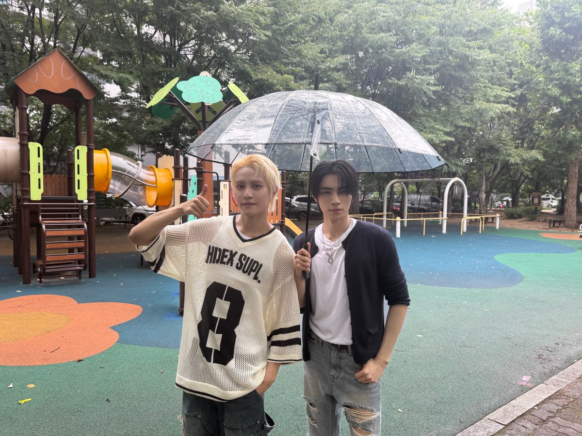 WayV_official's tweet photo. Rainy Seoul ☔️

#WayV #威神V
#XIAOJUN #YANGYANG
#내서울친구 https://t.co/xnIsYjmUi3