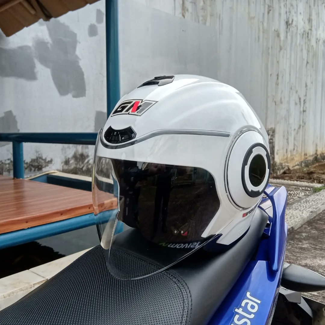 RevaAmrwjn's tweet photo. It’s been a while since I reviewed a helmet. This time: GM Evouq. First introduced at PRJ 2019, I’d been eyeing it ever since. Finally bought it at PRJ 2022 for Rp380K. Solid build, clean finish, light at 1, 100g, and excellent ventilation. Worth it. https://t.co/btV1wrQtJW