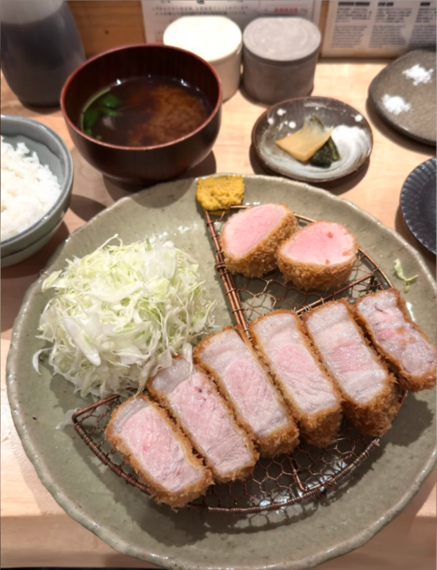 Donsxtega's tweet photo. サクサクの衣、やわらかなお肉、そして白ごはん。シンプルだけど、無敵。 https://t.co/cno6VBi3EK