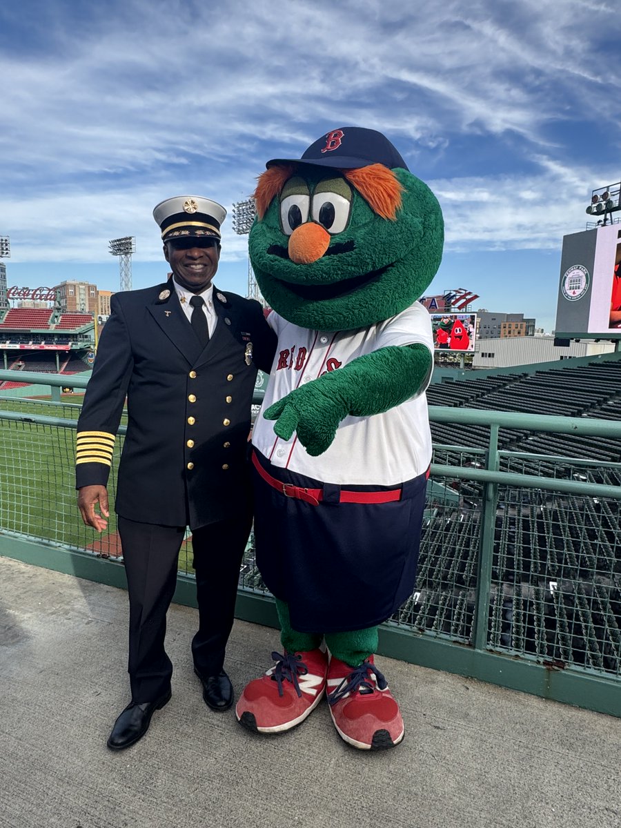 BostonFire's tweet photo. Fire Commissioner Marshall started the day with some of our Fire Cadets at Fenway Park to donate a gift of life at one of the biggest annual blood drives with some of the most amazing supporters of life. Thank you to the  @redcrossMA for your endless support here &amp; world wide https://t.co/Q5mKpw5XxB