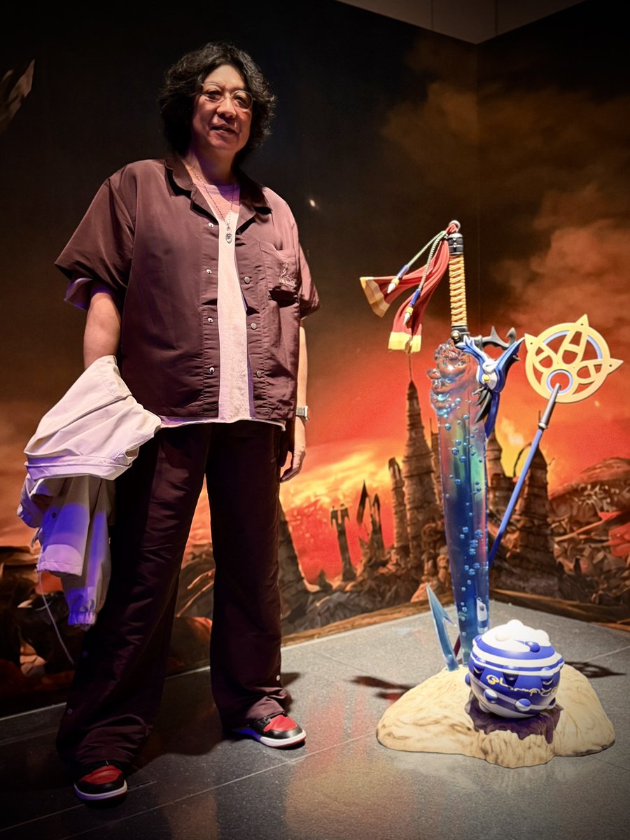 NaoraYusuke's tweet photo. FFX25周年展、昨日内覧会に行かせて貰いました。当時の絵やデータは全部送ったんですが、他の皆の制作物も結構見れて改めてエネルギーあるチームだったなーと。
会場で久しぶりに北瀬さんと会った後、上国料くんと一緒に当時のメンバー何人かと食事。
物販のアートブックを購入して皆に寄せ書きして貰いました。
是非観に行って下さい。
#FFX_MUSEUM
#FFX25th
#FF10