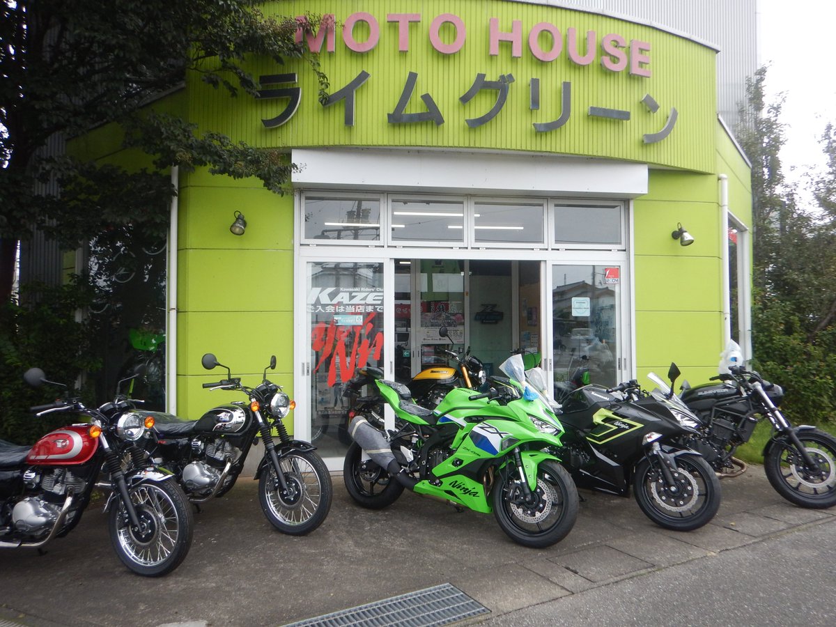 limegreen3107's tweet photo. 今日は終日曇天の予報☁️雨が降らないだけでもありがたいです😊
整備工場はオイル交換から始まりました🧑‍🔧🔧
店舗は久しぶりに新車✨を屋外展示🙌賑やか🩷
お店の前の下水道工事⚠️👨‍🏭⛏️もまだまだ続きそうですが、出入りには問題なしです😊
モトハウス・ライムグリーンは本日も元気いっぱい営業してます🈺 https://t.co/lRAvk74Kef