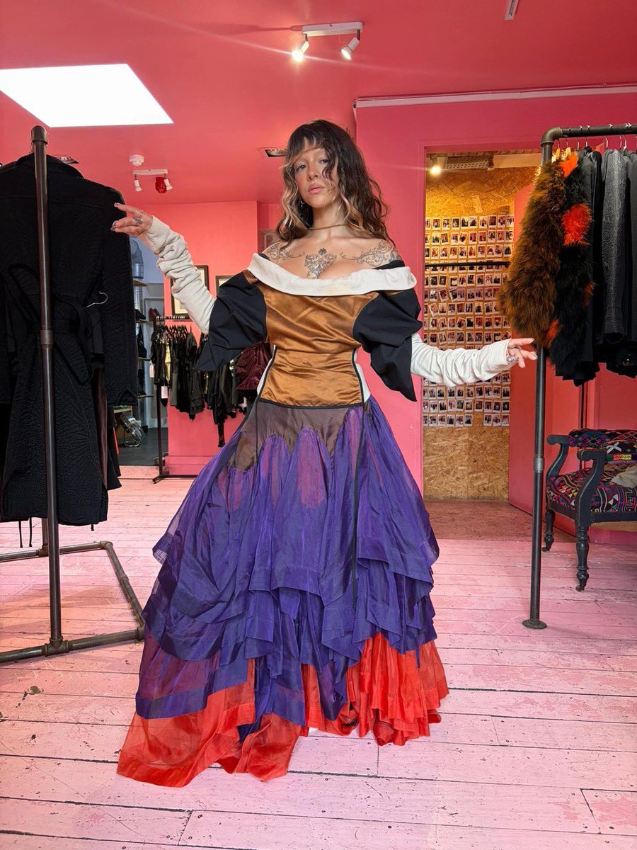 MELSHUB's tweet photo. Melanie Martinez is so colorful in new photo https://t.co/TM6Z2mzcN4