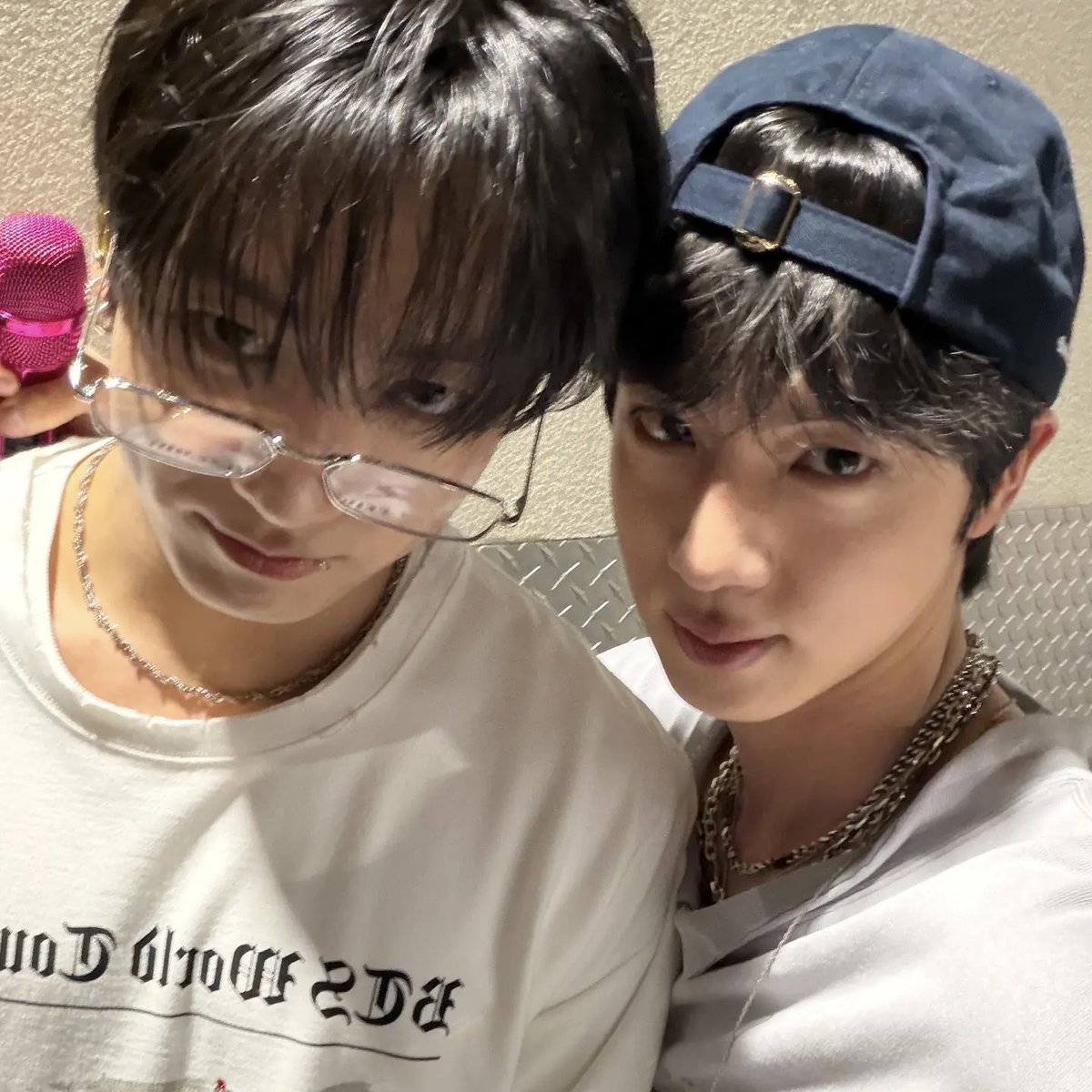 BONITO_XIN's tweet photo. 구도비슷한게개웃김
생일인데셀카하나찍자하고찍은구도 https://t.co/PFEnXjUpzq