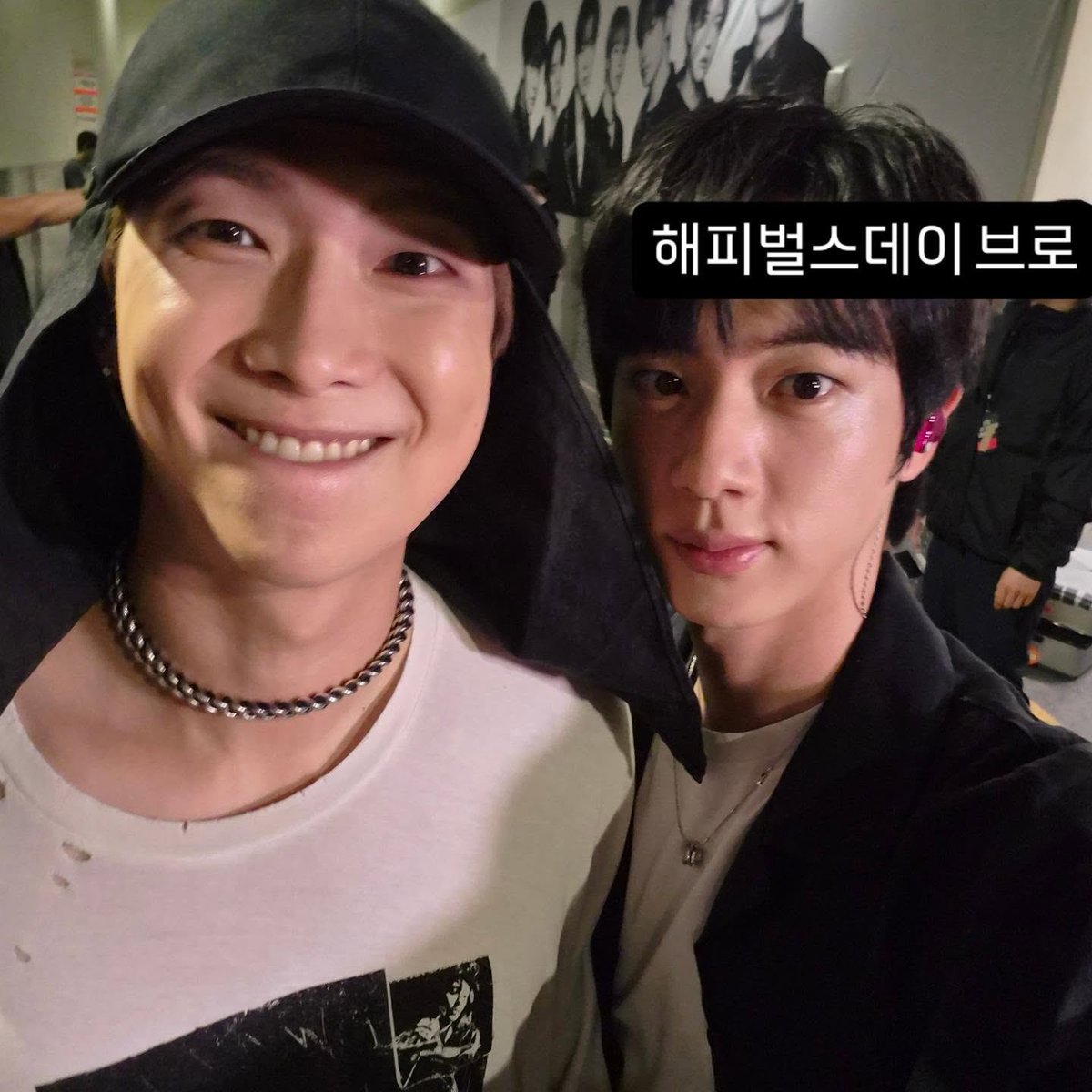 BONITO_XIN's tweet photo. 구도비슷한게개웃김
생일인데셀카하나찍자하고찍은구도 https://t.co/PFEnXjUpzq