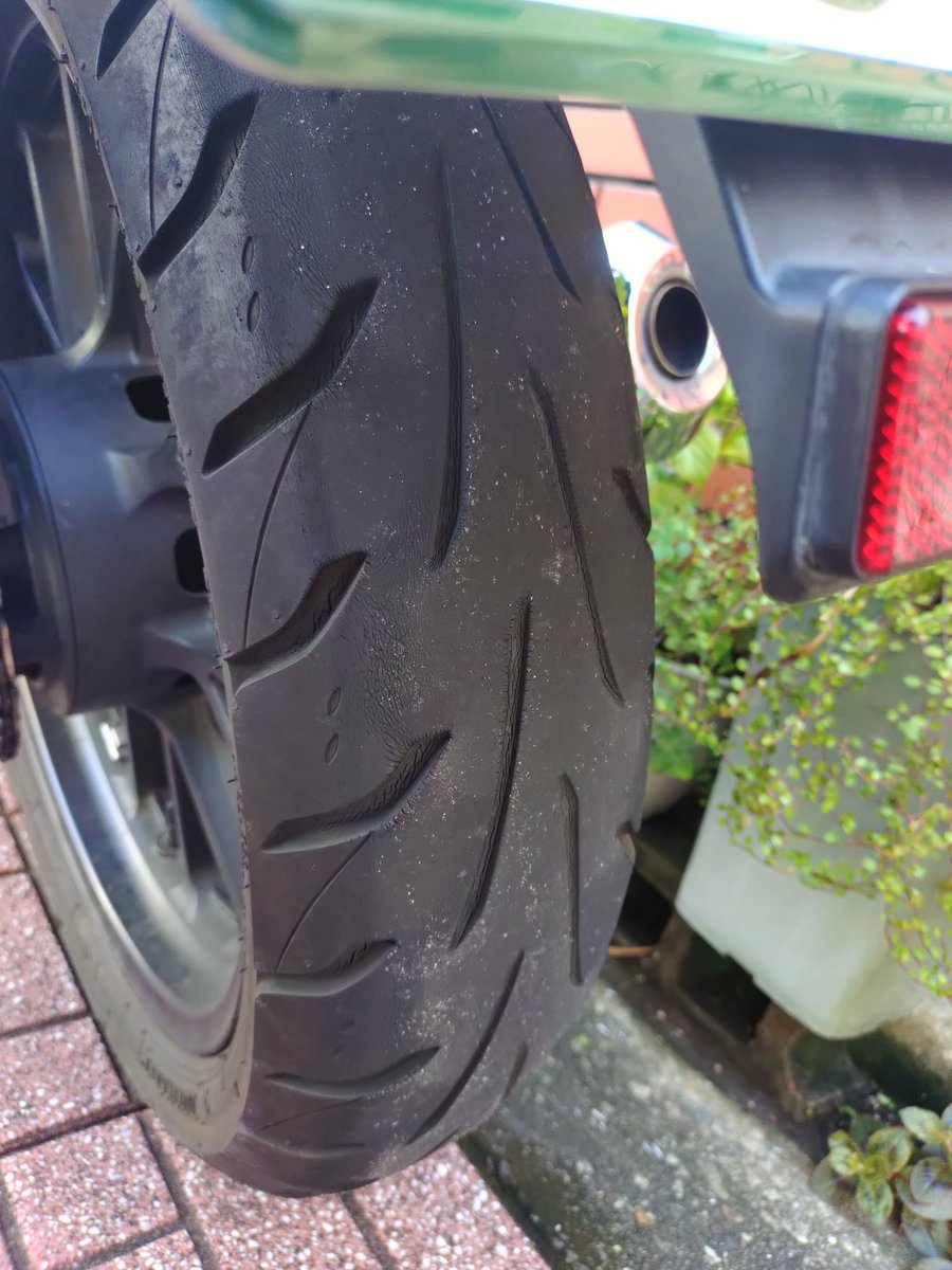 poco210's tweet photo. 39700キロで後ろタイヤを交換。縦のラインがかっけー！バイク屋さんにも注意されたけど、乗り味変わるわー、やっぱり減ってると曲がりにくくとかなってたんだなと実感。慣れるまで注意よ、これは☺️　#GB350 https://t.co/dImtvMFLgI