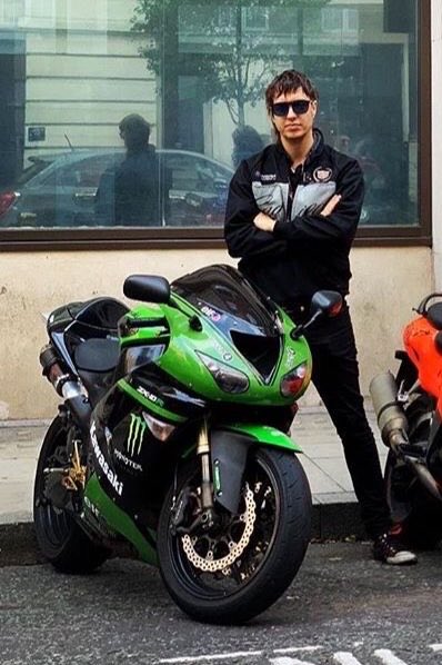 stroookera's tweet photo. menos pinta de motoquero que mirtha legrand a sus 99 años https://t.co/gsvwpm9cDD