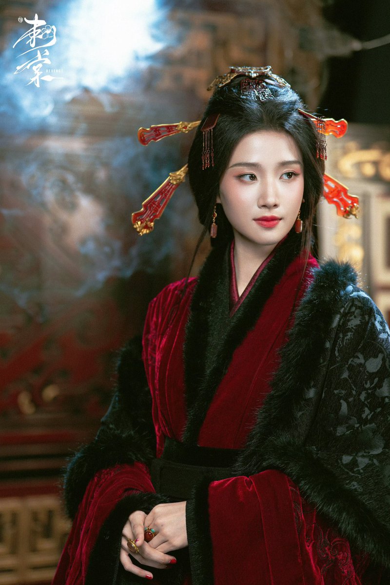 yuxiaoist's tweet photo. from playing a beggar to an empress in the same year…. now thats what u call RANGE https://t.co/PnyLewBQDB