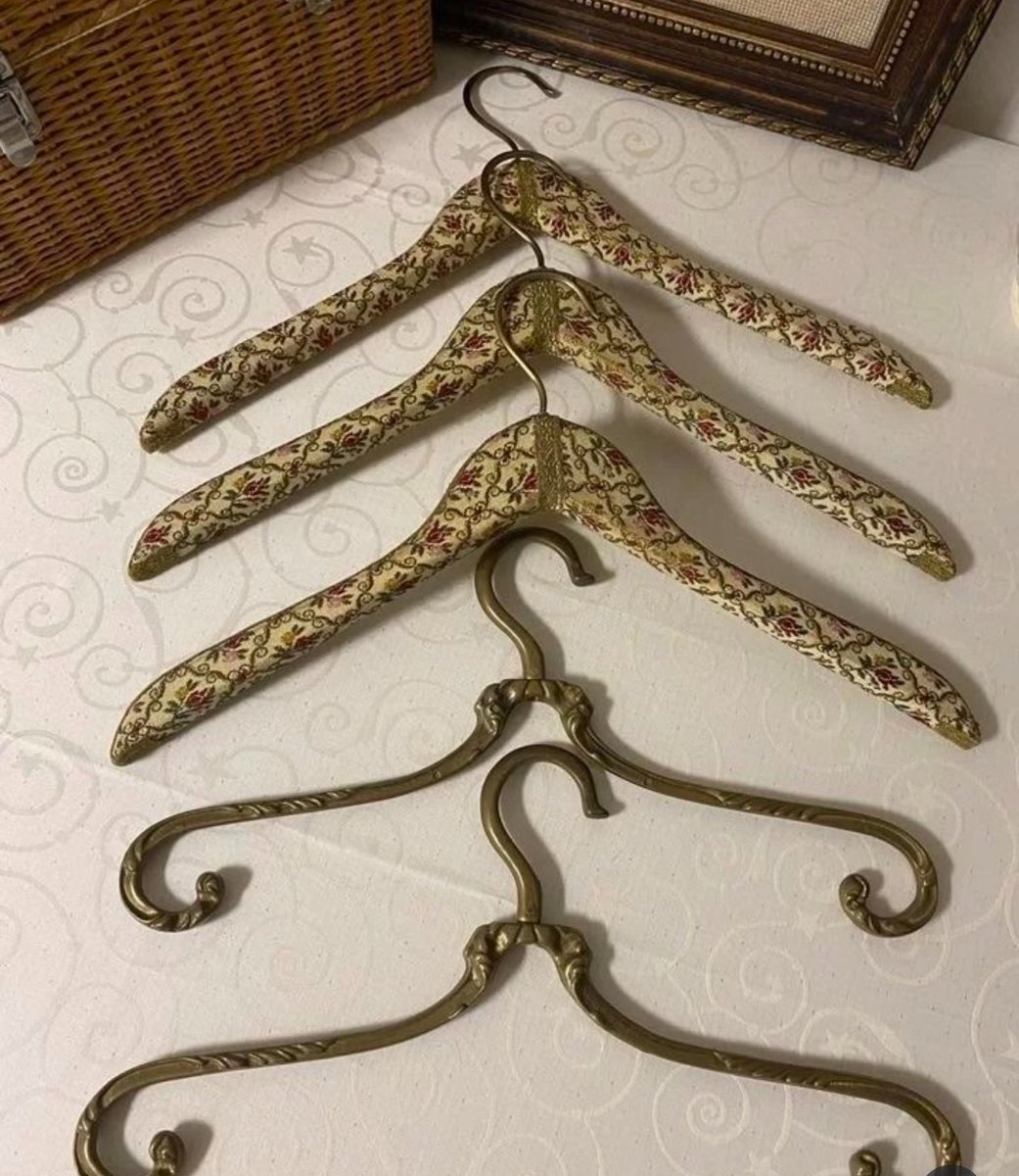 Dea_rBoss's tweet photo. The art of clothes hangers https://t.co/Uzk1DB10r1