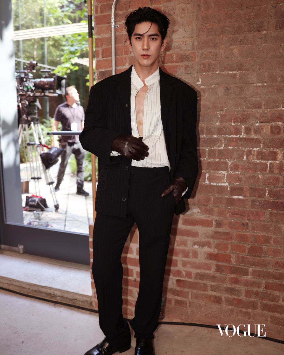 VogueThailand's tweet photo. #VogueReports อีกหนึ่งแขกคนสำคัญจากประเทศไทย ‘ซี-ทวินันท์’ @Sea_tawinan ที่เสริฟโมเมนต์สุดฮอตจากโชว์ Calvin Klein @CalvinKlein คอลเล็กชั่นฤดูใบไม้ผลิ/ฤดูร้อน 2027 มาให้แฟน ๆ ได้ชมแล้วที่นี่! #CalvinKlein #CALVINKLEINXSEA 

Photo &amp; VDO: @gannphoto https://t.co/KFtylUFrSF