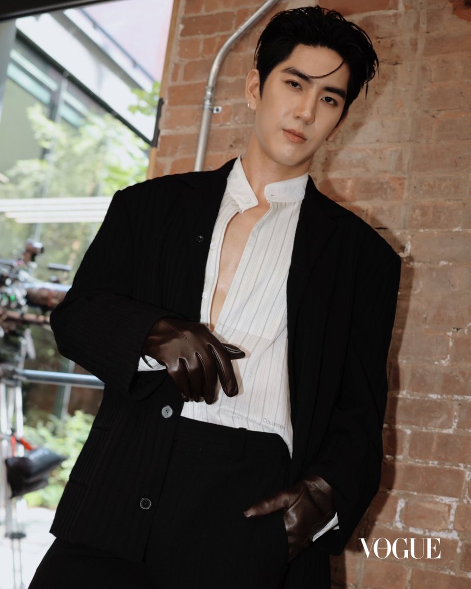 VogueThailand's tweet photo. #VogueReports อีกหนึ่งแขกคนสำคัญจากประเทศไทย ‘ซี-ทวินันท์’ @Sea_tawinan ที่เสริฟโมเมนต์สุดฮอตจากโชว์ Calvin Klein @CalvinKlein คอลเล็กชั่นฤดูใบไม้ผลิ/ฤดูร้อน 2027 มาให้แฟน ๆ ได้ชมแล้วที่นี่! #CalvinKlein #CALVINKLEINXSEA 

Photo &amp; VDO: @gannphoto https://t.co/KFtylUFrSF