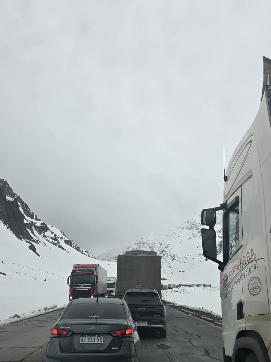 cocagi's tweet photo. @CFLosLibertador finalmente camiones y autos livianos deben compartir misma pista, generando un tráfico denso y detenido practicamente a la entrada de la aduana chilena. https://t.co/KdmPo3bGA5