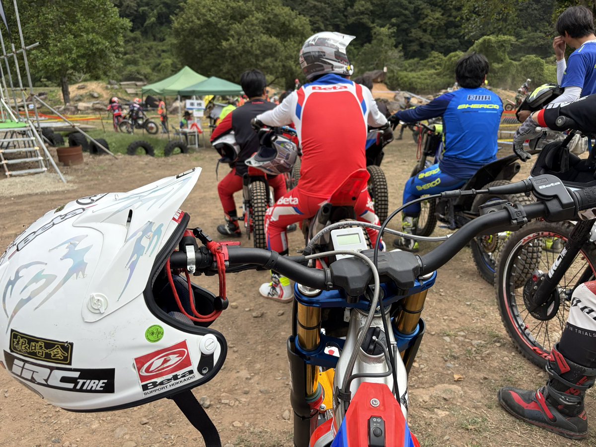 ryuhworld's tweet photo. #TRJ 全日本トライアル選手権 広島灰塚大会の会場入りしました(*^^*)
暑いです💦
#iRCTire
#MOTS
#MATEC
#ぱわあくらふと
#ブラビッシモ
#APconception
#男汁倶楽部
#SendaiBase
#アズーロ
#Rikizoh
#根暗会
#根暗会北海道支部
#ILoveRecycle
#Beta
#SINCRO
#Betaサポート北海道 https://t.co/PS4UW7SsWl
