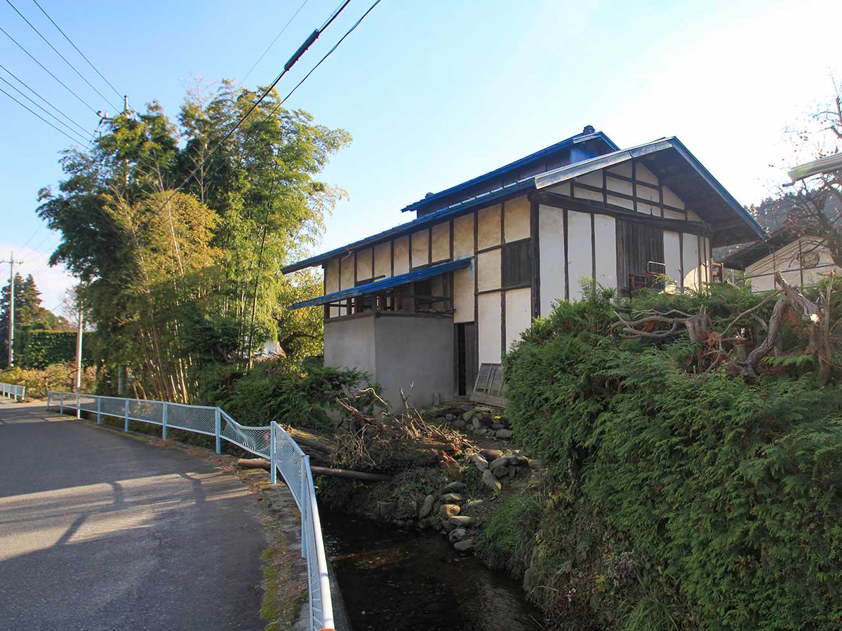 _fukakusa's tweet photo. 関口の土室（群馬県みなかみ町下津）

個人所有の土室です。2齢配蚕だったころ、3齢までを飼うための設備でした。
いまは3齢の終わりに配蚕されるので、個人で土室を所有する必要性はあまりありません。

近くには1反歩ほとの桑畑もあり、剪定の様子からまだ養蚕をしているようでした。

取材は2010年。このころまだ沼田、月夜野、新治地域には20戸弱の養蚕農家が残っていました。
