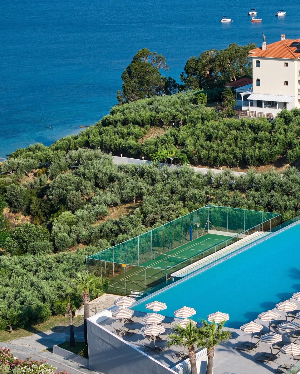 danielfox127's tweet photo. Ready for your next getaway? Akrathos Beach Hotel offers a pool, pool bar, playground, water sports, two restaurants, and beach bar—just 2 km from Ouranoupolis. AR Reisen is happy to help plan your stay. https://t.co/CAacfLXnkC