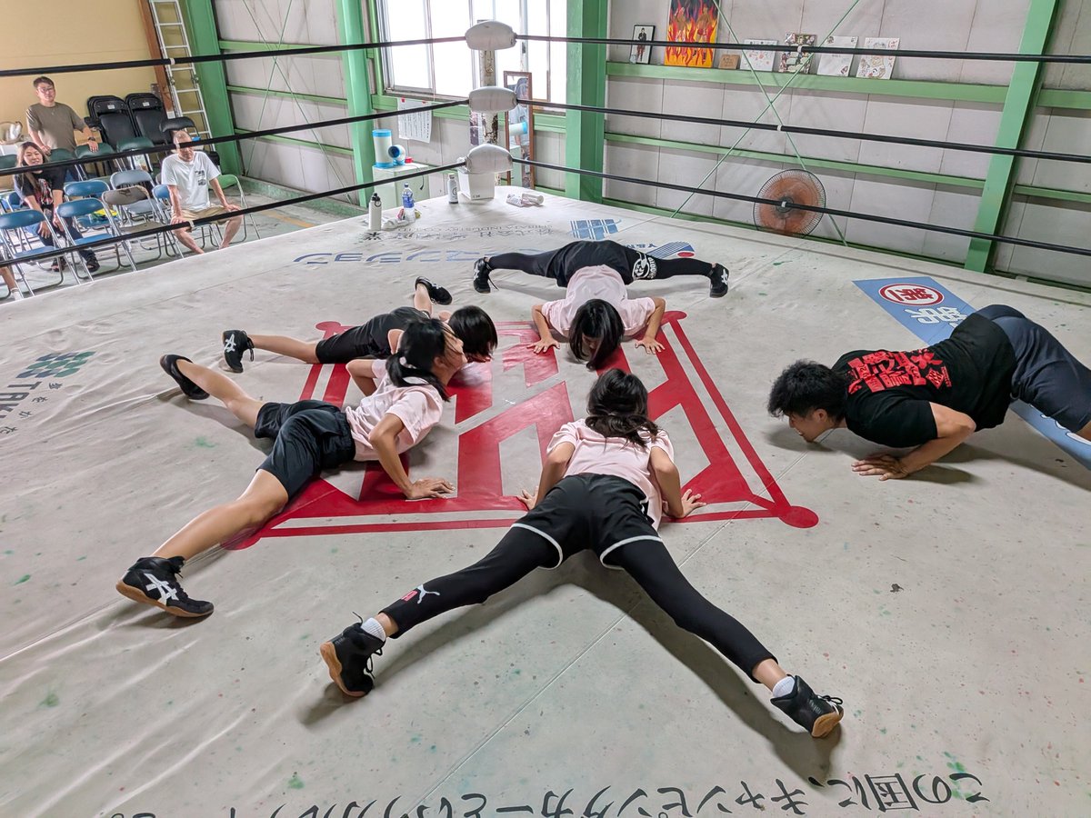 TajiriBuzzsaw's tweet photo. 朝からU-15。
本日はプロレス式の立ち方と、首投げの受け身がメイン。
仕上げにライオンプッシュアップとジャンピングスクワットを交互に。
どんどんレベルが上がっていく。

#九州プロレス
#qpro
#キュージョ
#女子プロレス https://t.co/aicrFmcNng