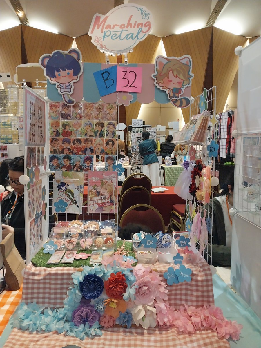 marchingspace's tweet photo. Finished setting up!! We're at B32 at #cocoma Day 1!✨️👇 https://t.co/7nJHoKHk5w