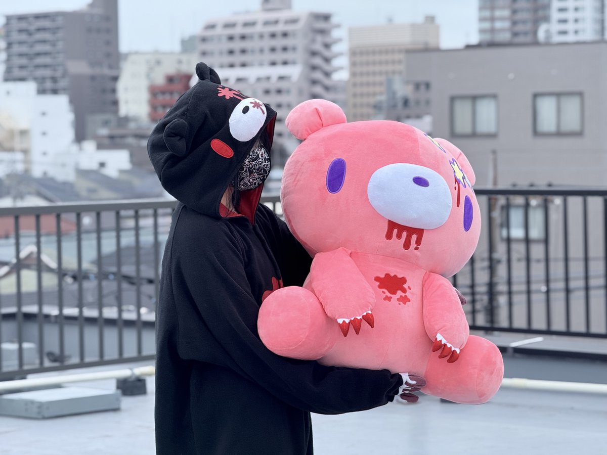 official_gloomy's tweet photo. ／
【アベイル限定】特別アートデザイン‼️
本日【2026年9月12日(土)】より発売🎉
＼

【アベイル限定】のスターダストをテーマにしたNEWアート✨
キュートでもダークでも楽しめるカラーバリエーション！
約60cmのビッグクッションはもちもちで触り心地抜群💗
さらに日常使いしやすい靴下やポーチ類、
マスコットなど幅広く展開！
お部屋をグルーミーで埋め尽くしちゃおう🐻❣️

#PR
#アベイル
#グルーミー
#いたずらぐまのグルーミー
#gloomybear