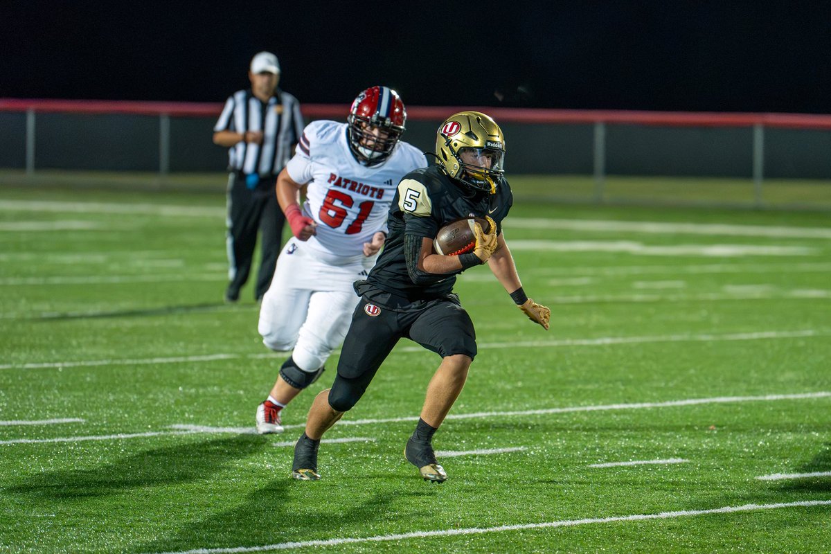 uhshawksfb's tweet photo. A few images from tonight’s 56-7 victory over Washington. #uhshawks https://t.co/dRt4SvHHyM