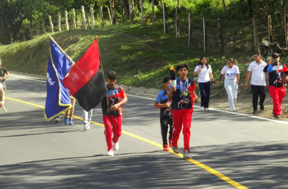 DJinotega's tweet photo. AHORA | 🔥💙🤍 La Antorcha de la Unión Centroamericana continúa su recorrido por las calles  de Jinotega, donde es recibida con fervor y orgullo patrio.🇳🇮
@minednicaragua https://t.co/p1hFXoV1p9