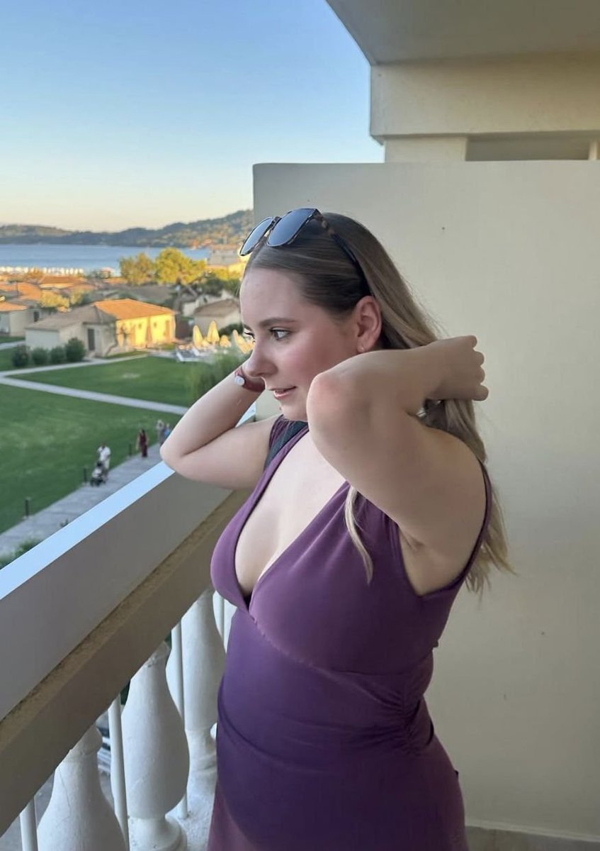 mysisterissexy's tweet photo. A followers cousin, what are you rating her? Cute and flirty? Or innocent and filthy behind closed doors?

#cousin #rateher #britishgirl #goontoher https://t.co/guEhjPRQ72