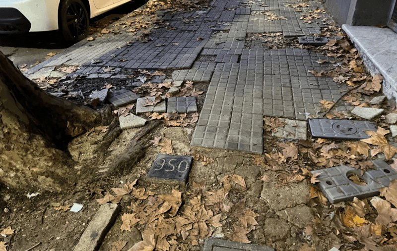 AltaFachaUy's tweet photo. Naturalizamos la basura.
Naturalizamos a la gente durmiendo en la vía pública. 
Naturalizamos los grafitis. 
Naturalizamos la figura del "cuidacoche". 
Naturalizamos las veredas rotas. 
Naturalizamos el abandono de la cartelería. 

Naturalizamos vivir muy mal.
No nos merecemos vivir así.

Es espantoso el estado de abandono de Montevideo. 
Espantoso y alarmante. 

Basta! #36añosDestrozandoMVD