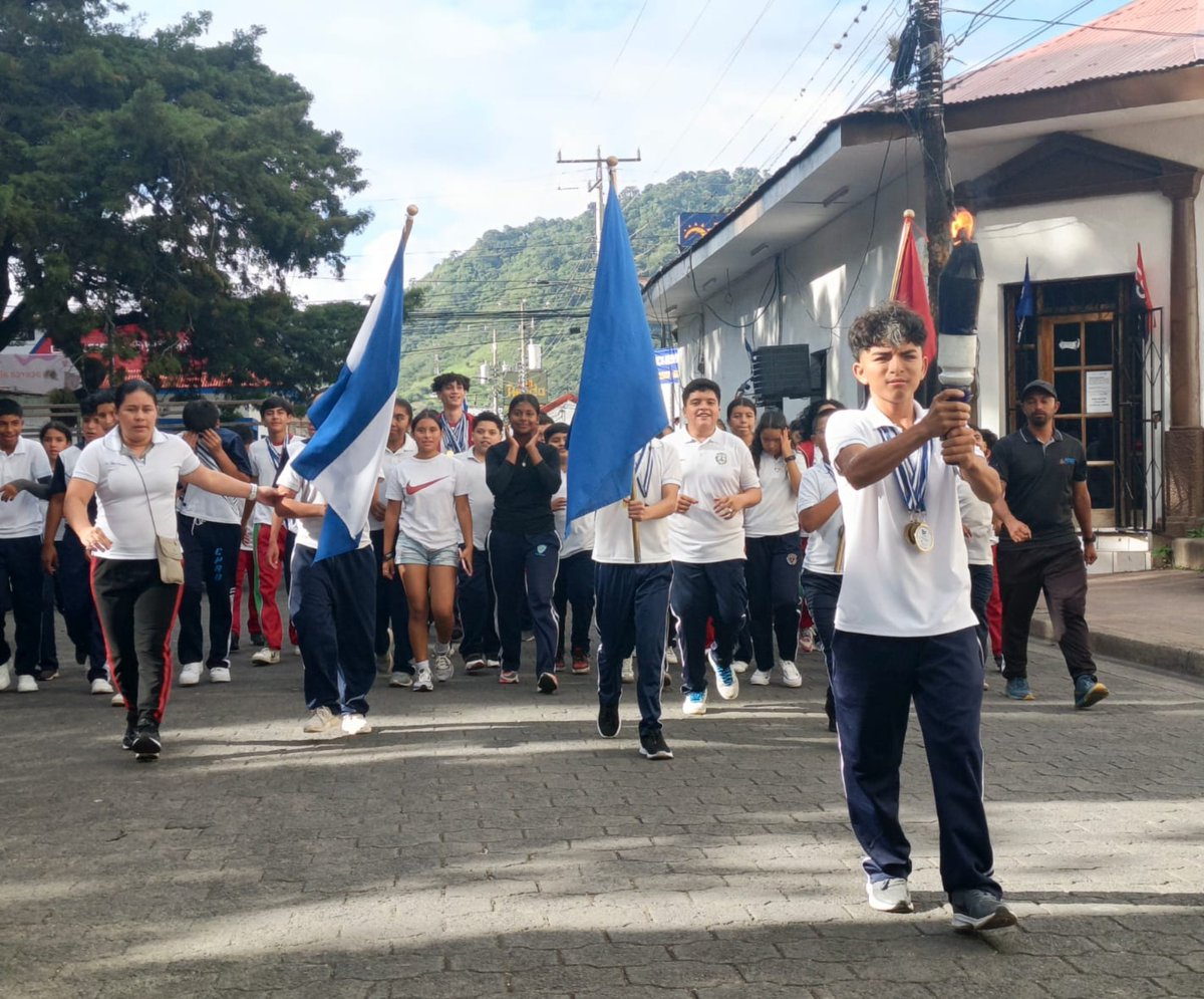 DJinotega's tweet photo. AHORA | 🔥💙🤍 La Antorcha de la Unión Centroamericana continúa su recorrido por las calles  de Jinotega, donde es recibida con fervor y orgullo patrio.🇳🇮 https://t.co/qb2dou10xm