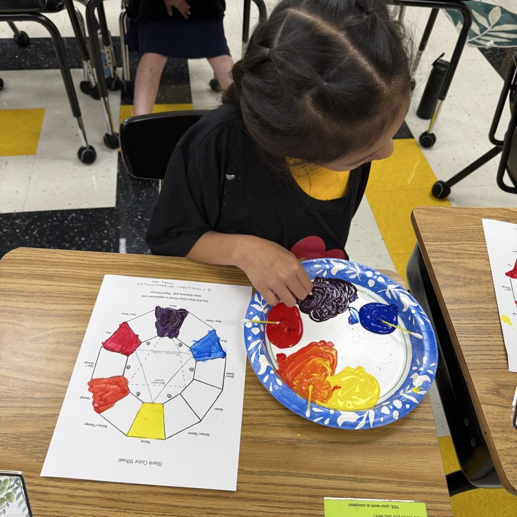 SPLSPanthers's tweet photo. 3rd grade learned about colors today. They got to make their own color wheels in art class!  They turned out great!!! #pantherproud #art #luthed #colorwheel https://t.co/N65QekcCaG