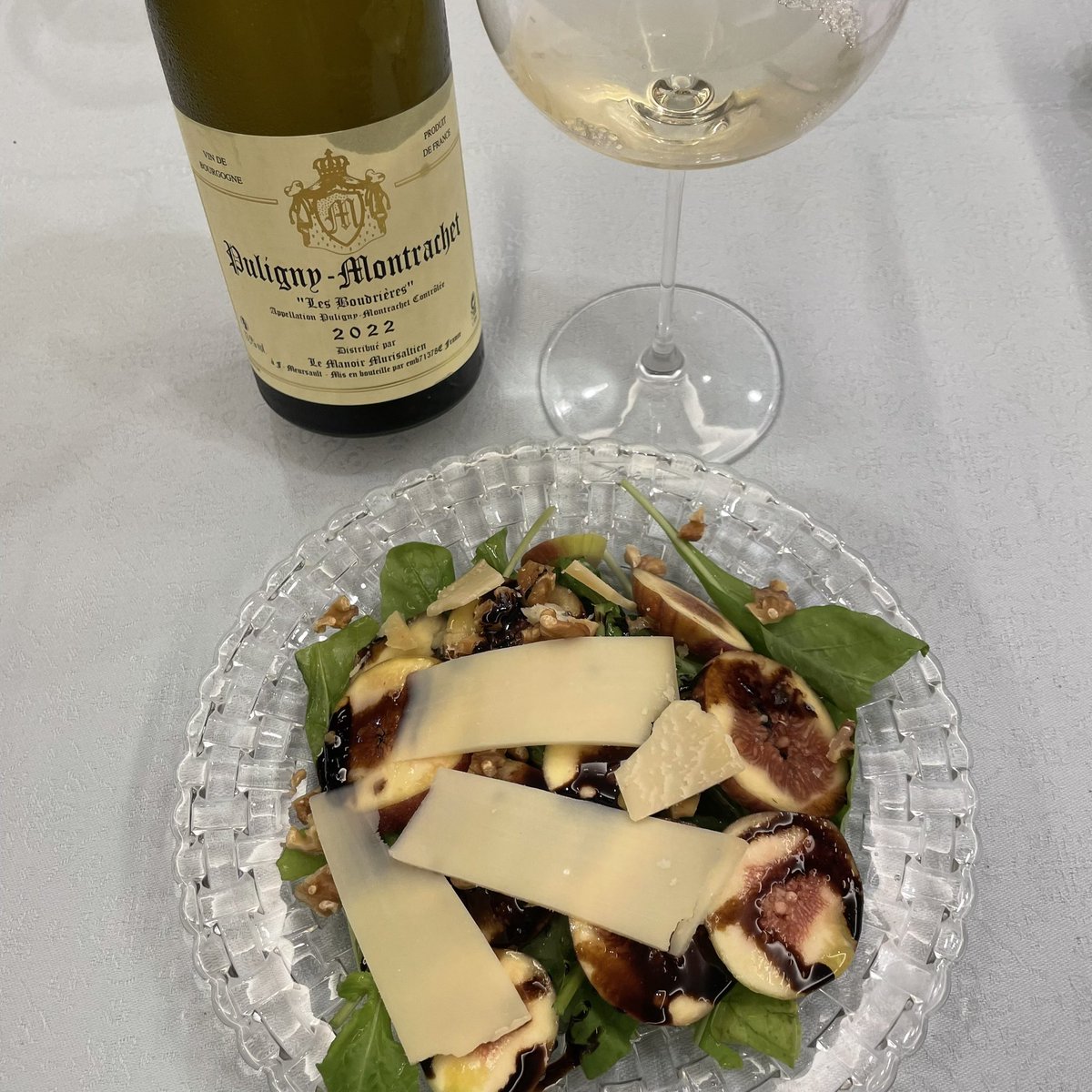 HomeKitchenOnl1's tweet photo. ワイン会の準備、久しぶりにピュリニモンラシェをテイスティング。最初は少しフルーティー、段々とミネラル感が増して来ました、早めの抜栓がポイント。いちじくとコンテのサラダに合わせて。@HomeKitchenOnl1 https://t.co/7am7xH8jYK