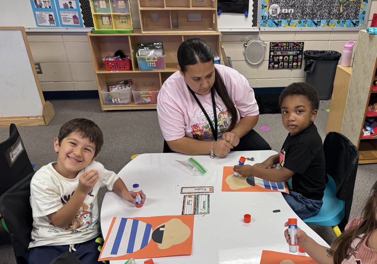 kteachlse's tweet photo. Fine motor Friday incorporating some writing, cutting, drawing and glueing. ✂️✍️ @HumbleISD_ECC https://t.co/6fhRbm2zXX