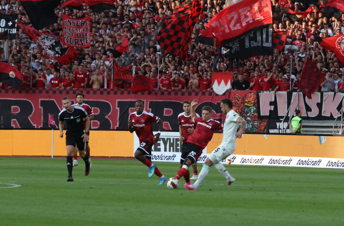 nuernberglife's tweet photo. ❤️🖤 Heimsieg! Der 1. FC Nürnberg besiegt Hannover 96 verdient mit 2:1. Tore durch Justvan und Zoma. #FCN #DerClub #FCNH96 https://t.co/tX1VhbCgHR