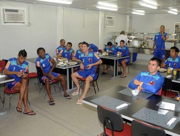 leoflarj's tweet photo. A grande verdade é que nenhum clube quer passar pela dificuldade e responsabilidade financeira que o Flamengo passou, Só aguenta o processo quem suporta o propósito.Só nós sabemos como foi sair dessa foto até a vitória de ontem. https://t.co/Qi8OwwsD75