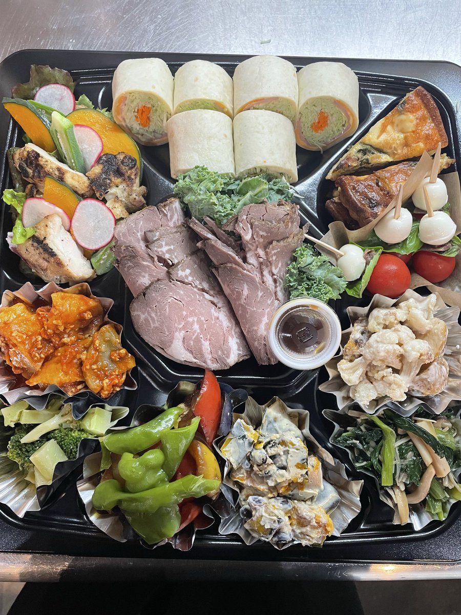 SaludVege's tweet photo. おはようございます
9/12（土）
１０時〜２０時迄
イートイン　テイクアウト終日営業🈺
（デリカ無くなり次第早めのclose有）
身体に優しいデリカ取り揃えてお待ちしてます
シルバーウィークの
オードブルご予約承り中
⚪︎ファミリータイプ
⚪︎ソロタイプ　
#小松市テイクアウト https://t.co/Q0K0E13ynZ