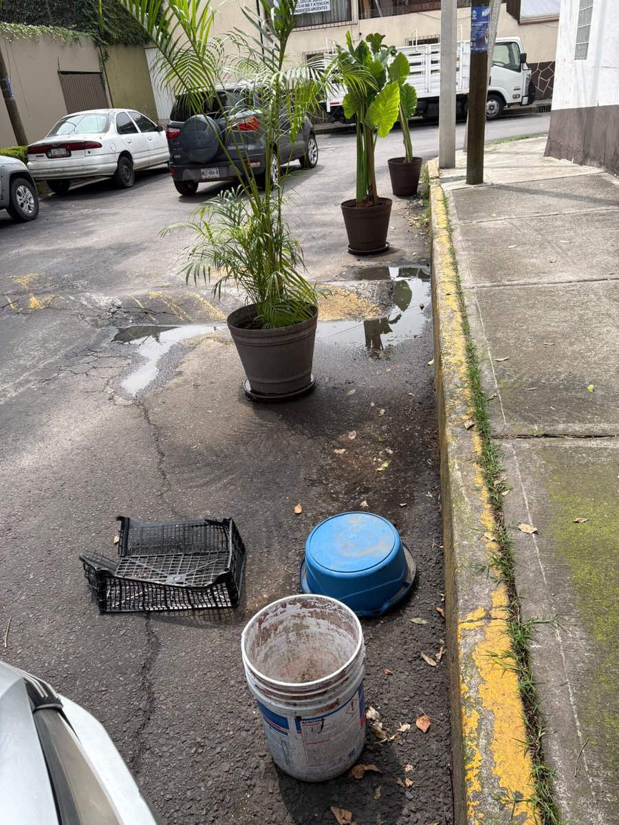 RAMONOEL's tweet photo. Solicito retiro de bienes mostrencos en la calle cerro Culiacán 79, Col. Hermosillo C.P. 04240 Coyoacán, la calle es doble sentido y no permite el libre tránsito. @Alcaldia_Coy @SSC_CDMX @OVIALCDMX @UCS_GCDMX https://t.co/Z6LOWvD46w