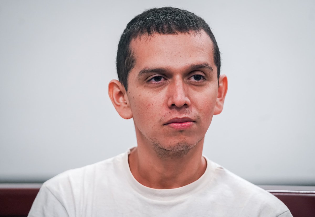 FGR_SV's tweet photo. #ÚltimaHora | La @FGR_SV logra la primera condena de prisión perpetua en la historia del país.

Carlos Arturo Herrera Castro fue sentenciado a cadena perpetua por homicidio agravado y robo contra Alexis López Córdova.

El día del crimen, el imputado atacó a la víctima con piedras hasta quitarle la vida para robarle su dinero. Este hecho ocurrió en mayo de 2026 en el cantón Teosinte, Arcatao, Chalatenango Sur.

La sentencia fue emitida por el Juzgado Tercero de lo Criminal de San Salvador.

Esta condena se logró gracias a la reforma al artículo 27 de la Constitución y leyes penales secundarias vigentes desde abril de 2026.