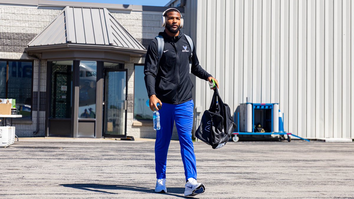 UBuffaloFB's tweet photo. 𝟳𝟭𝟲 ✈️ 𝟯𝟬𝟱 

#UBhornsUP🤘l #BullMarket📈 https://t.co/973JKhr743