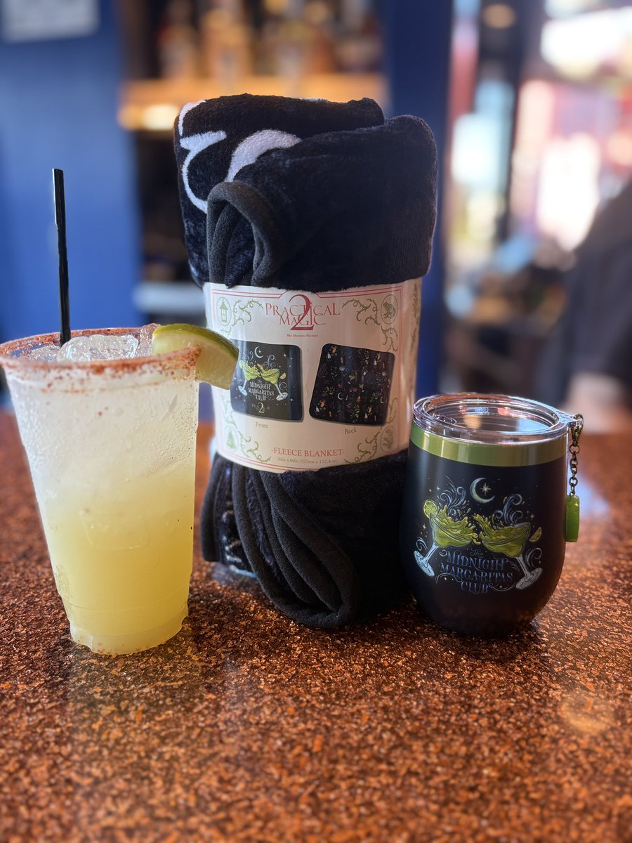 jenowns's tweet photo. #PracticalMagic2 with bestie #atAMC 

Bevy is Enchanted Margarita made by my favorite #MacGuffins bartender, Jean 🖤

They removed the Korean BBQ sauce and I’m extremely upset but I spy with my little eye some fried pickles!!!!!🥒 Finally, @AMCTheatres! https://t.co/HNOWnPkmTi