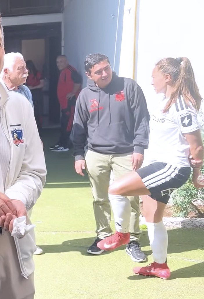 cctlng_'s tweet photo. estefanía banini hablando con carlos caszely y explicándole cómo le hizo gol a iquique, mi corazón colocolino va a explotar 🥺 https://t.co/ImhOzfKfEN