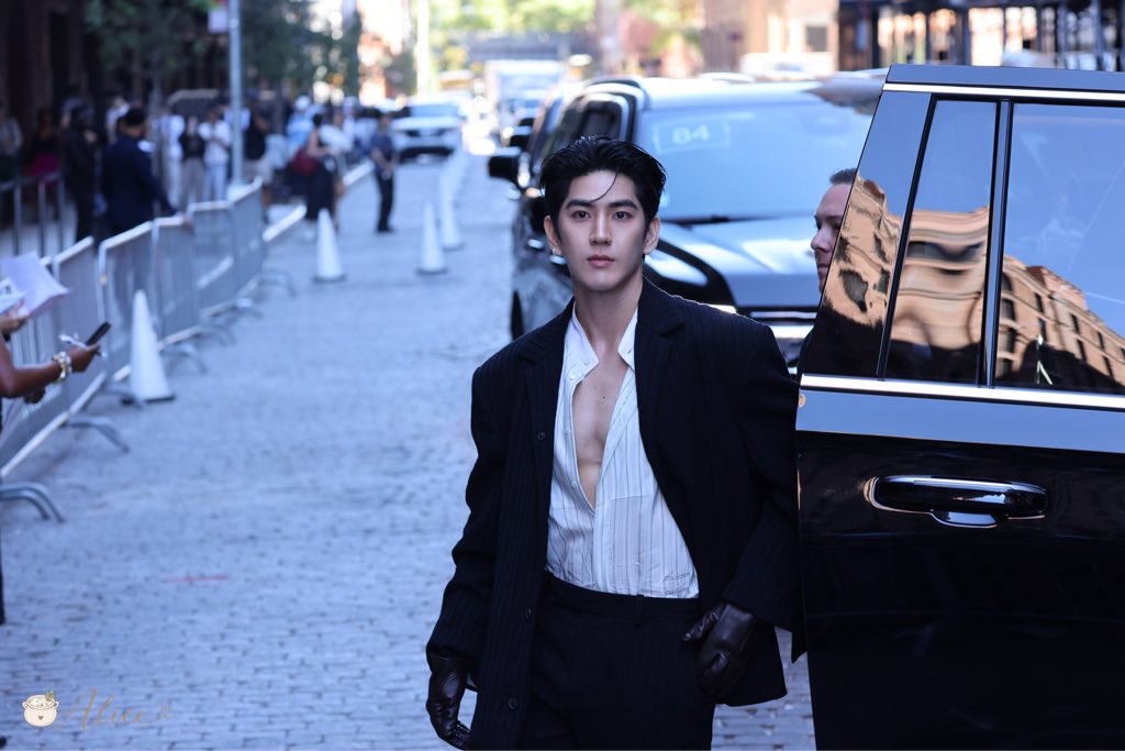 Alice8687636469's tweet photo. Effortlessly switching from cool and sharp to soft and sweet. The duality is unreal.

SEA TAWINAN CALVINKLEIN SS27

#CALVINKLEINXSEA
#CALVINKLEINSS27
#CALVINKLEIN @CalvinKlein
#sea_tawinan @Sea_tawinan https://t.co/XkXh8vinxE