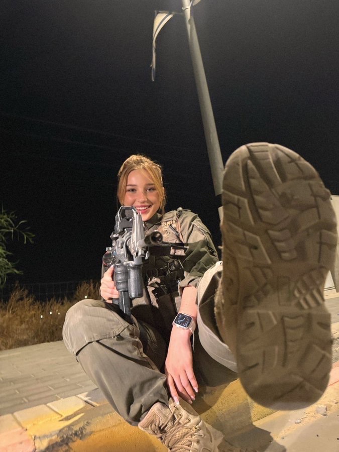 NataliFdv's tweet photo. Night duty always proud of my country https://t.co/ZpsqpTOTb3