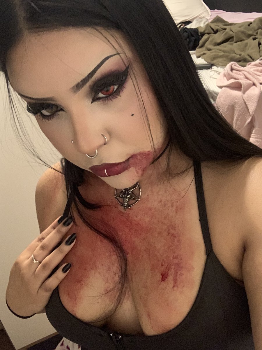 vanilliamin's tweet photo. eu sei que ainda falta mais de um mês pro halloween, mas… oiii moots 🧛🏼‍♀️ https://t.co/rrRkAovSBk