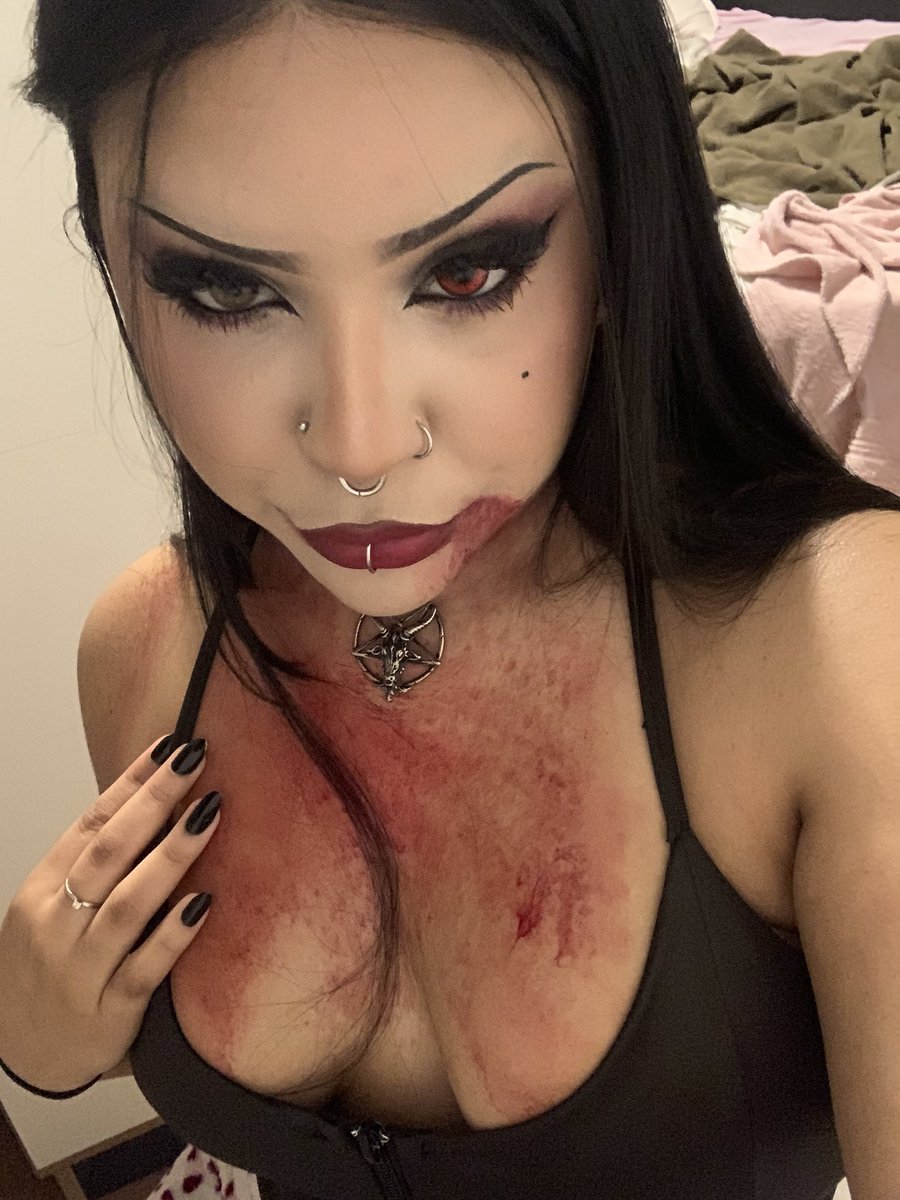 vanilliamin's tweet photo. eu sei que ainda falta mais de um mês pro halloween, mas… oiii moots 🧛🏼‍♀️ https://t.co/rrRkAovSBk