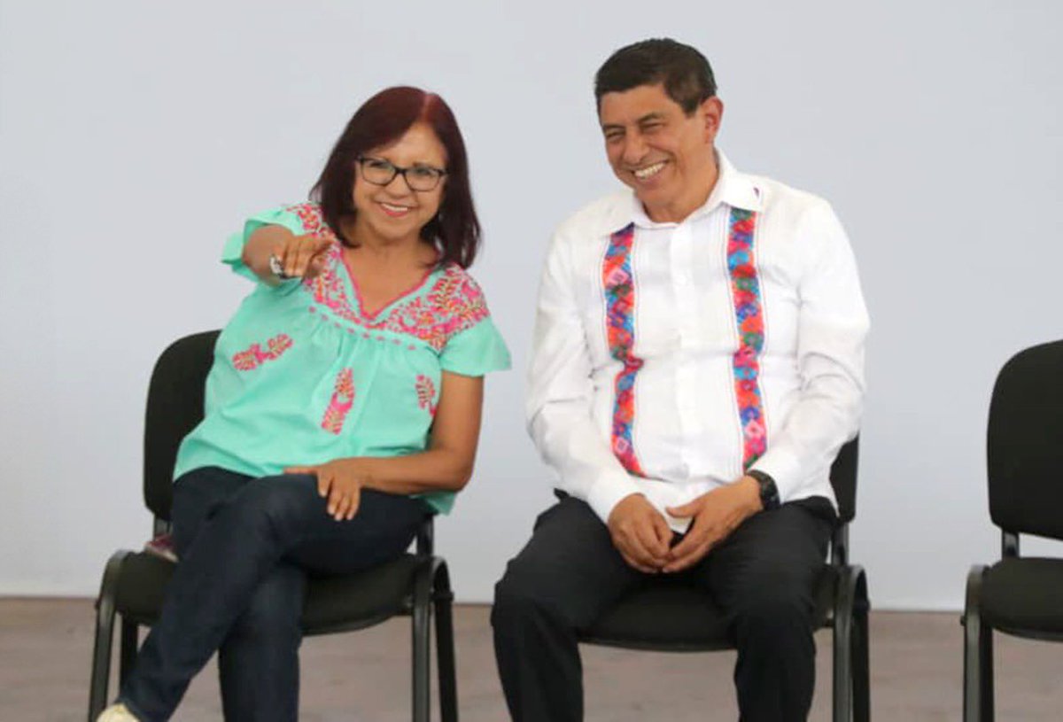 Letamaya's tweet photo. Acompañamos a la presidenta @Claudiashein en #Oaxaca, para continuar la gira #HonestidadYResultados. Las y los oaxaqueños reconocieron a la presidenta por su compromiso con la justicia social y por llevar #bienestar a cada rincón del estado.
Destacó que los #ProgramasDeBienestar contribuyen a generar condiciones para vivir mejor y con tranquilidad. En el estado, 1.7 millones de personas son beneficiarias de algún programa, lo que significa, transformar la vida de las familias oaxaqueñas. ♥️🏘️
@salomonj