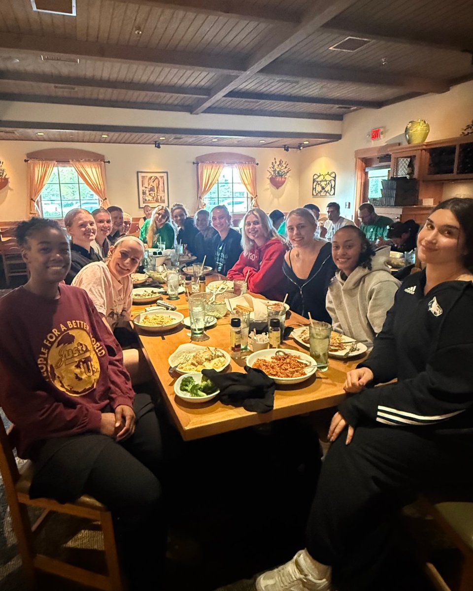 UNDwbasketball's tweet photo. Starting the weekend off right with a delicious family dinner🍝! 

#UNDproud https://t.co/Z7k1ivKIOz